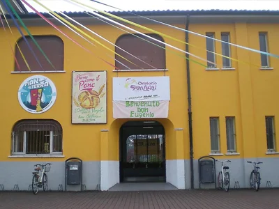 L'edificio giallo dell'Oratorio San Luigi in Piazza Borromeo, con gli striscioni delle iniziative