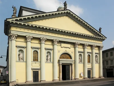 La facciata neoclassica della chiesa parrocchiale di Santa Margherita, con le semicolonne e il frontone