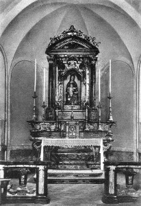 Fotografia storica in bianco e nero dell'altare di Santa Marta