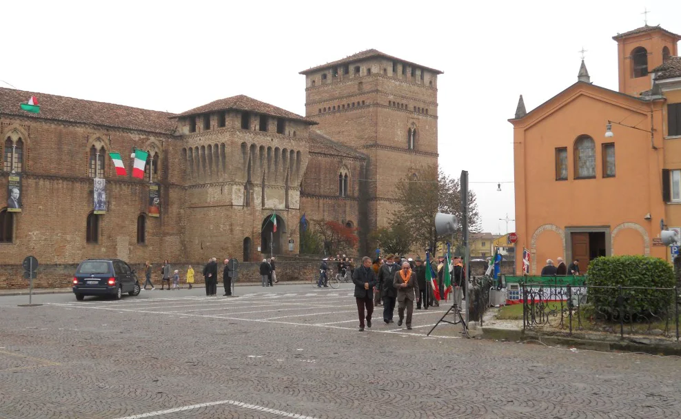 La piazza di Pandino con il castello visconteo e, sulla destra, l'oratorio di Santa Marta