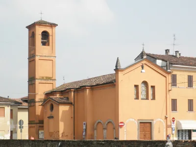 L'oratorio di Santa Marta con il campanile, nella piazza del castello
