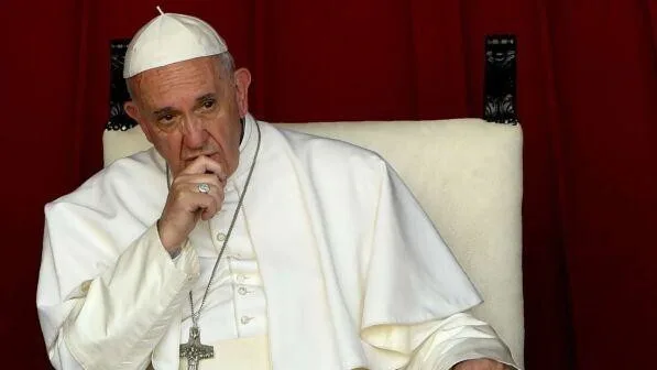 papa francesco arrabbiato serio
